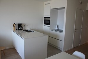 Appartement, 2 slaapkamers, keuken | Privékeuken | Een koelkast, een microgolfoven, een oven, een kookplaat