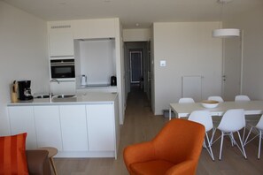 Apartament, 2 dormitoris, cuina | Cuina privada | Frigorífic, microones, forn i placa de cuina 