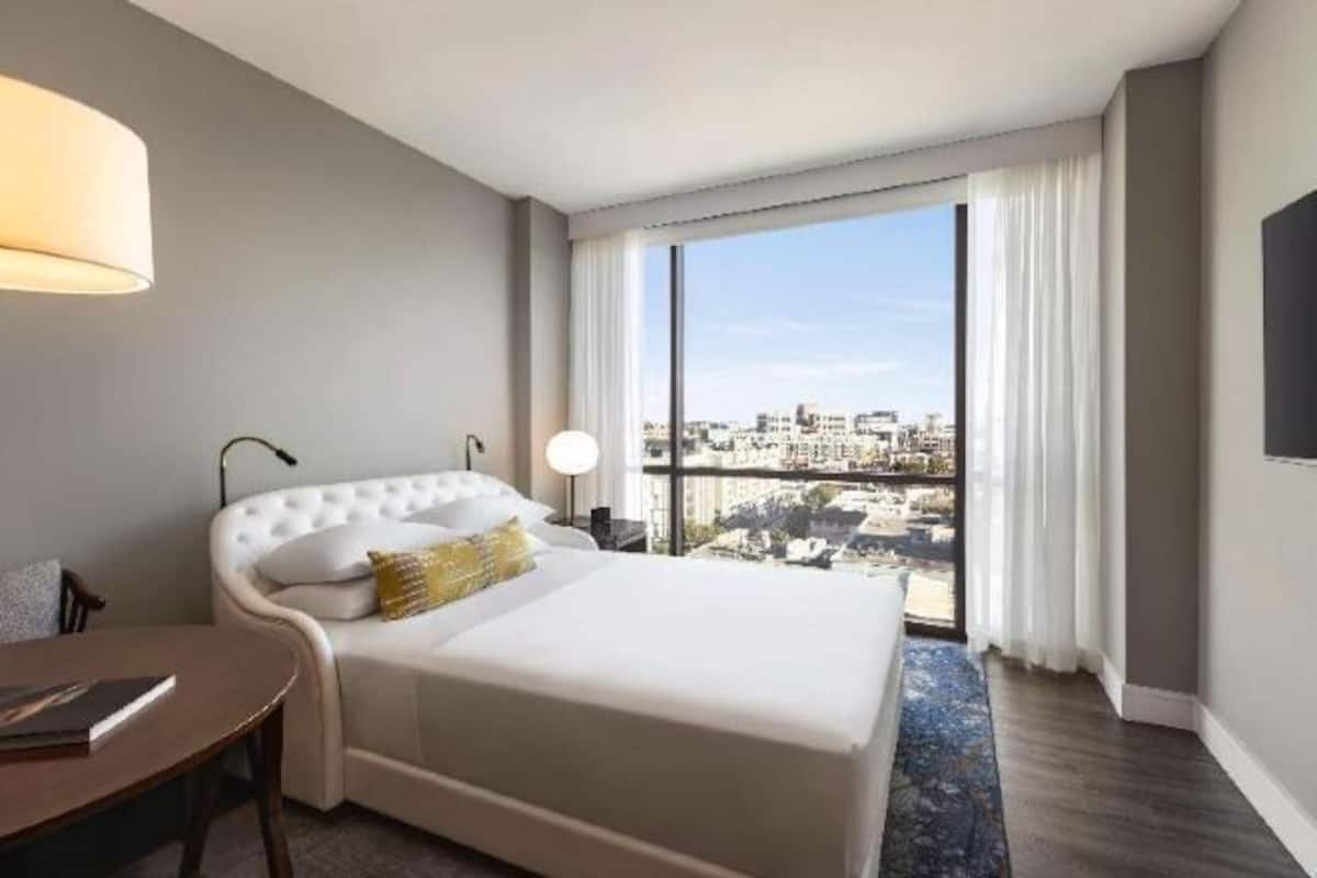 Egyptian cotton sheets, premium bedding, pillowtop beds, minibar