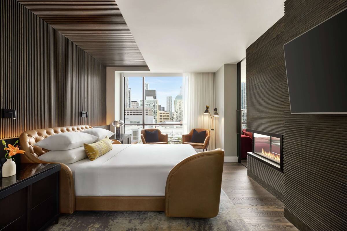 Phòng Suite, 1 giường cỡ king, lò sưởi (Landmark View) | Bộ trải giường bằng vải cotton Ai Cập, bộ đồ giường cao cấp 