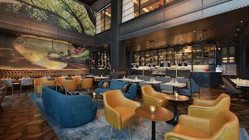 3 bars/lounges