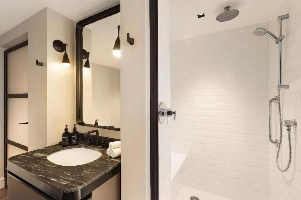 Bagno | Set di cortesia firmato, asciugacapelli, accappatoio, pantofole