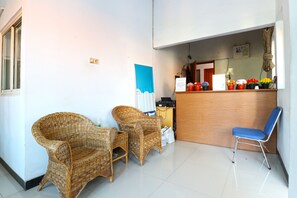 Lobby sitting area - Tenacity Guesthouse (West Cirebon)