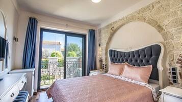 Hochwertige Bettwaren, Daunenbettdecken, Zimmersafe, Schreibtisch