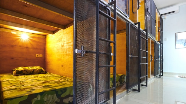 Slaapzaal, alleen voor mannen, gemeenschappelijke badkamer