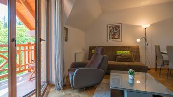 Departamento Deluxe, 1 habitación, vista a la montaña | Sala de estar | Televisión de pantalla plana