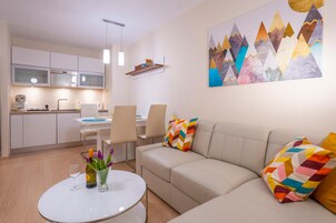 Apartamento superior | Área de estar | TV de tela plana