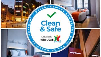 Een 0-inch flatscreentelevisie met satellietzenders en televisie