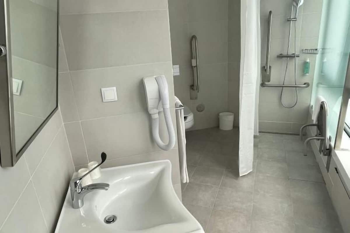 Salle de bain | Douche, articles de toilette gratuits, sèche-cheveux