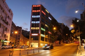Front of property - evening/night - easyHotel Lisbon (Lisbon)
