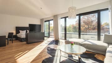 Loft Deluxe (Suite No. 12) | Duntäcken, värdeförvaringsskåp på rummet och skrivbord