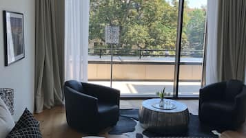 舒適套房 (Suite No. 9) | 1 間睡房、羽絨被、房內夾萬、書桌