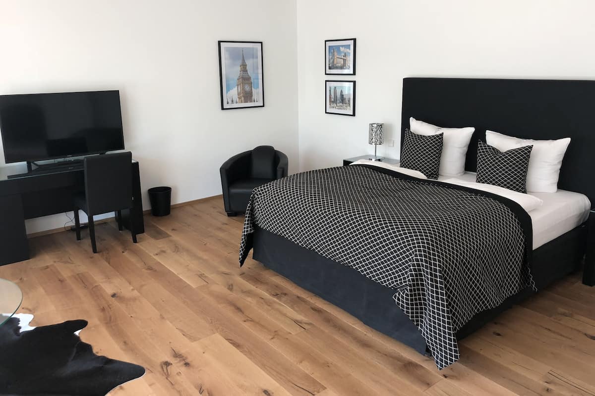 Edredons de pluma, cofres nos quartos, escrivaninha, cortinas blackout