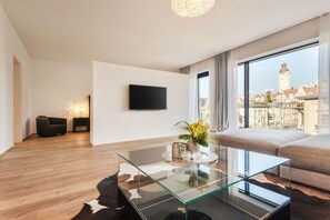 Suite – deluxe (Suite No. 17) | Dundyner, safe på rommet, skrivebord og blendingsgardiner