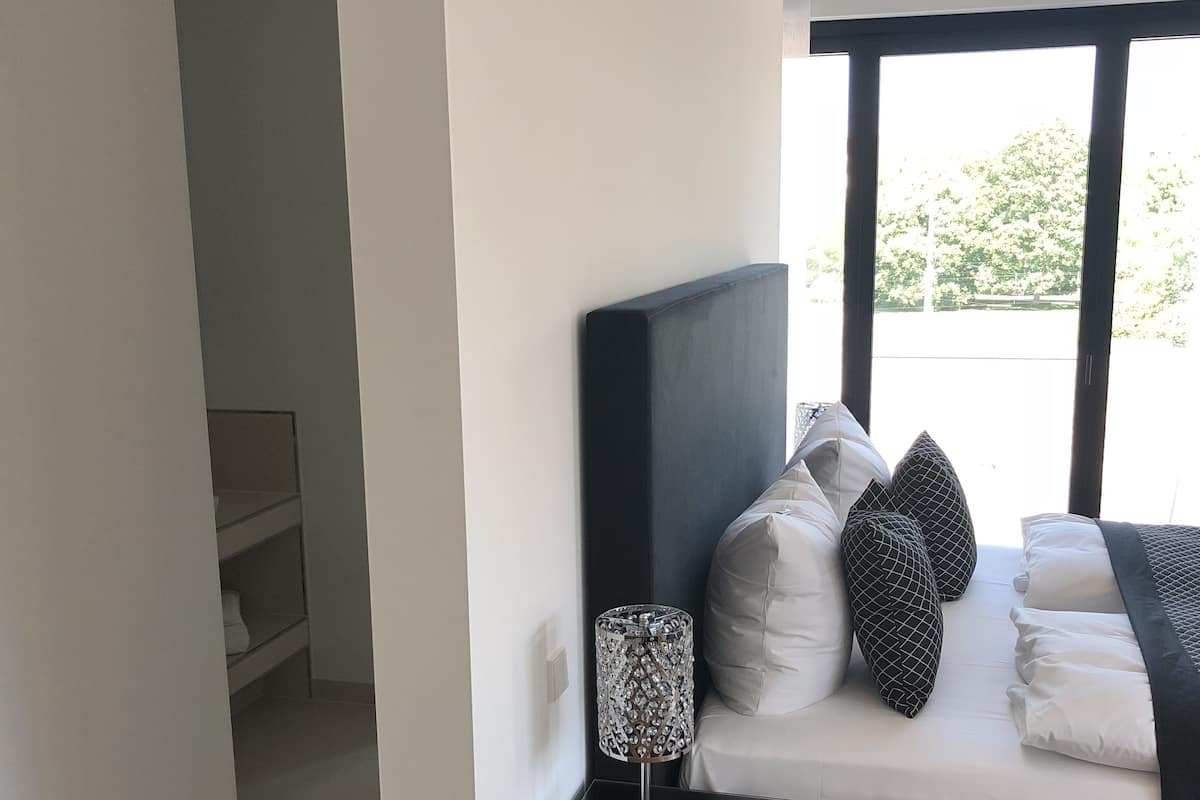Edredons de pluma, cofres nos quartos, escrivaninha, cortinas blackout