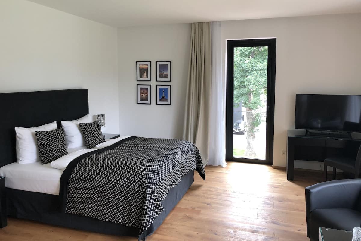 Edredons de pluma, cofres nos quartos, escrivaninha, cortinas blackout
