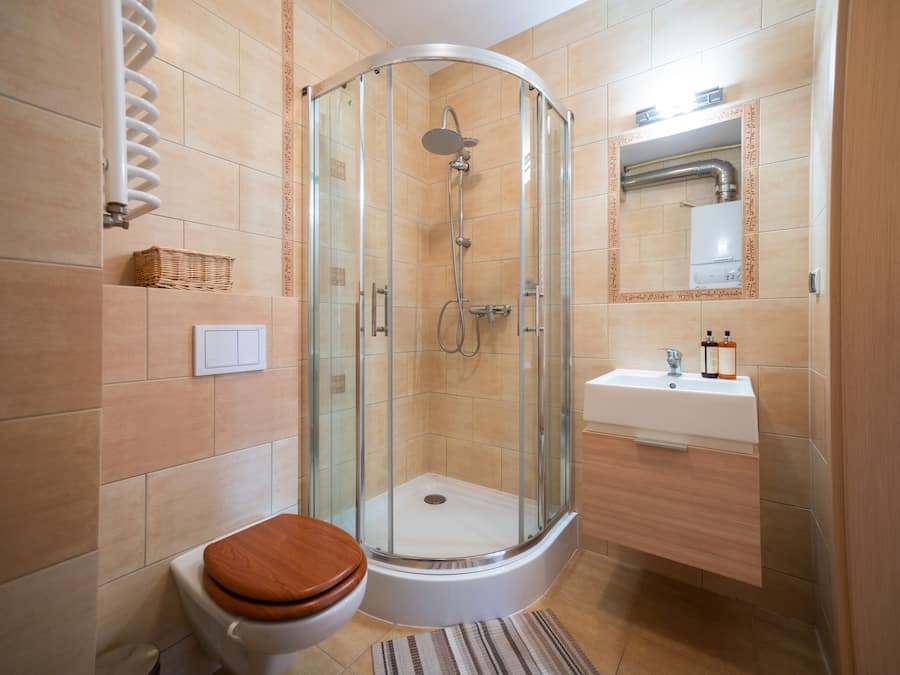 Apartamento conforto, 1 quarto, vista para a cidade | Banheiro | Chuveiro, produtos de toalete grátis, toalhas de banho, sabonete