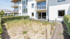 Un immeuble moderne à plusieurs étages, doté de balcons et de grandes fenêtres.