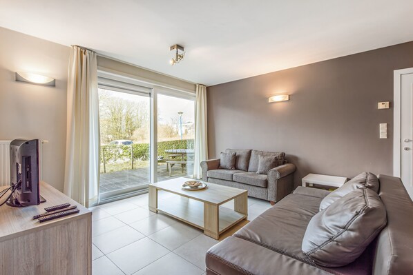 Appartement, 2 slaapkamers | Woonruimte | Een flatscreentelevisie en een dvd-speler