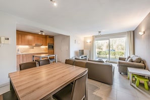 Appartement, 2 slaapkamers | Woonruimte | Een flatscreentelevisie en een dvd-speler