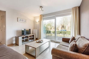 Appartement, 2 slaapkamers | Woonruimte | Een flatscreentelevisie en een dvd-speler