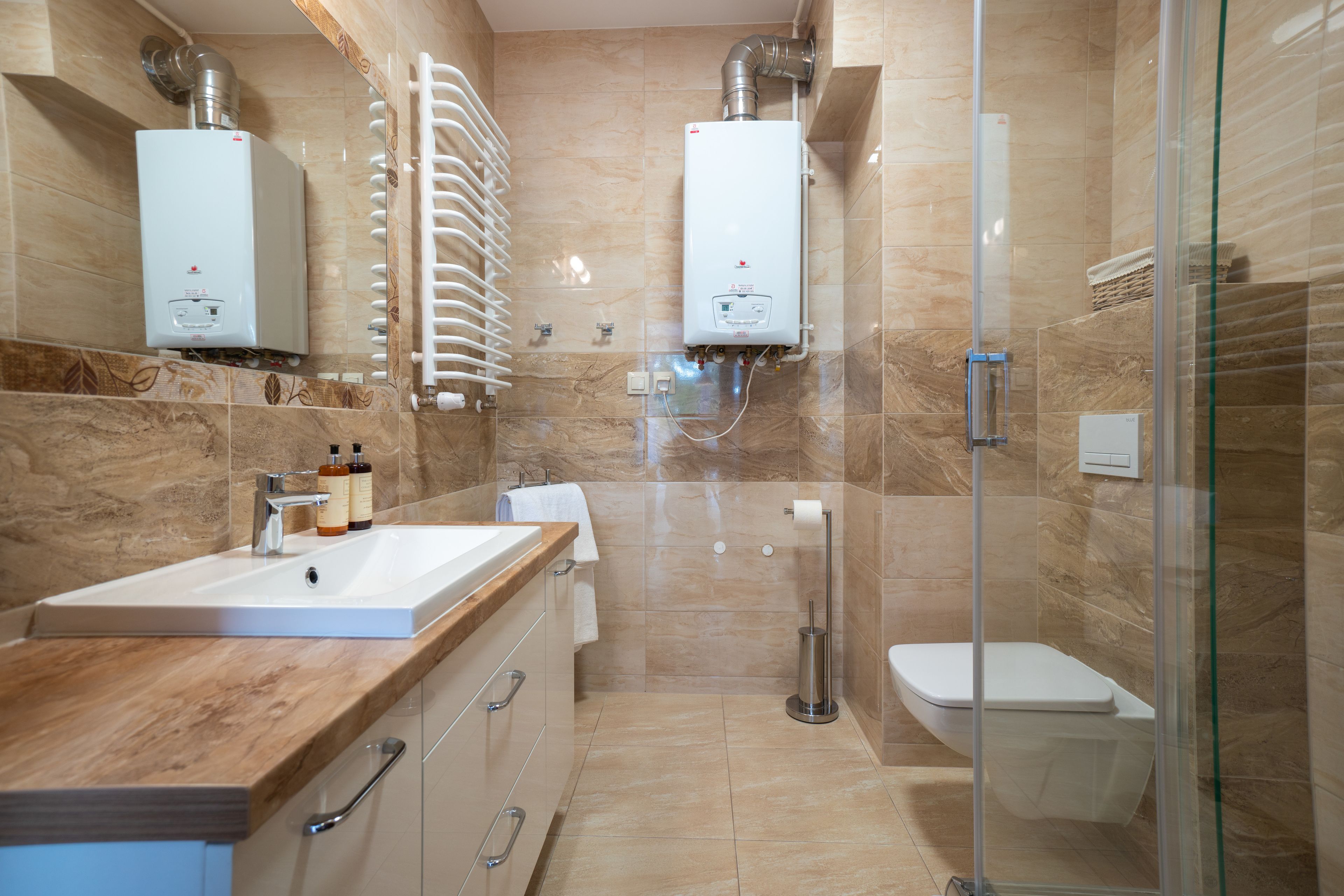 Comfort Apartment, 1 Bedroom, Mountain View | Bathroom | Shower, free toiletries, hair dryer, towels