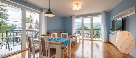 Comfort Apartment, 1 Bedroom, Mountain View | Living room