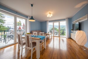 Apartamento conforto, 1 quarto, vista para a montanha | Sala de estar | TV de tela plana