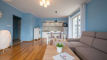 Apartamento Confort, 1 habitación, vistas a la montaña | Sala de estar | Una televisión de pantalla plana