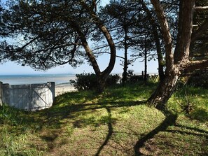 Property grounds - Beachfront Getaway with Garden and Independent Annex - Les Portes en Ré (Les Portes-en-Ré)