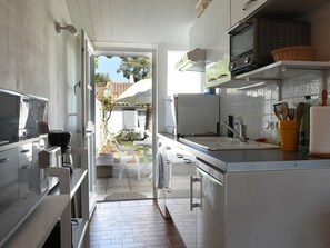 Fridge, dishwasher - Beachfront Getaway with Garden and Independent Annex - Les Portes en Ré (Les Portes-en-Ré)