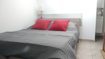 1 dormitori, planxa i posts de planxar i wifi