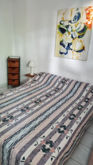 2 bedrooms, iron/ironing board, internet