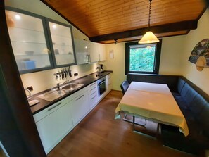 House (Robinson) | Private kitchen | Fridge, microwave, stovetop, coffee/tea maker - Feriendorf Waldbrunn (Waldbrunn)