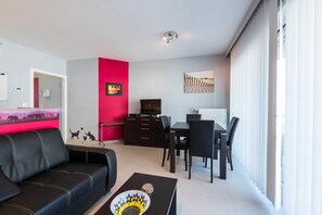 Appartement, 2 slaapkamers, keuken | Woonkamer | Flatscreentelevisie