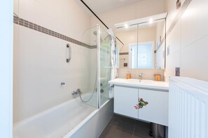 Apartment, 2 Schlafzimmer, Küche | Badezimmer | Duschwanne, Handtücher
