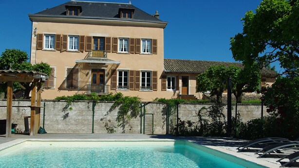A large two-story building with a swimming pool in front. - Le Clos des Tanneurs (Taponas)
