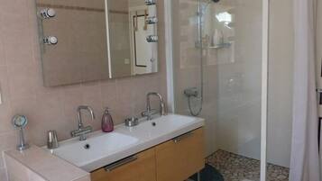 Double Room | Bathroom | Bidet, towels