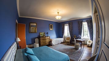 1 habitaciĂłn, decoraciĂłn personalizada, muebles diferentes y escritorio