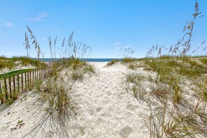 On the beach - DIRECT GULF FRONT LUXURY HOME, INCREDIBLE BEACHES, SPACIOUS LAYOUT. (Gulf Shores)