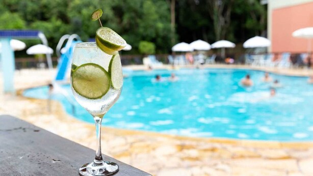 Una piscina cubierta, una piscina al aire libre