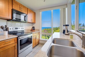 Een koelkast, een magnetron, een oven, een kookplaat