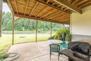Outdoor dining - Just Ducky - Peaceful views from riverfront home. (Pacific City)