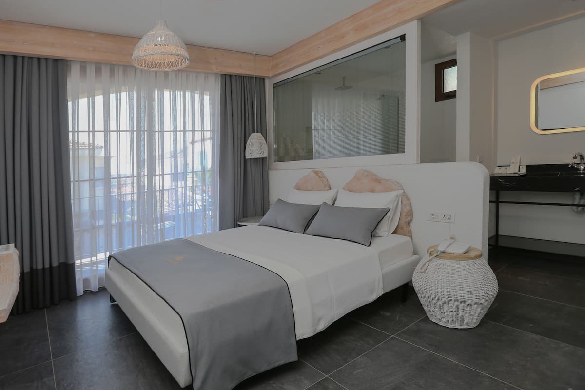 Quarto luxo | Banheiro | Banheira de imersão, ducha de hidromassagem, produtos de toalete grátis