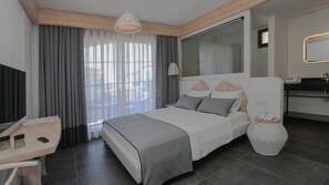 Deluxe Room | Bathroom | Deep soaking tub, hydromassage showerhead, free toiletries, hair dryer - Avalon Boutique Hotel & Suites (Cesme)