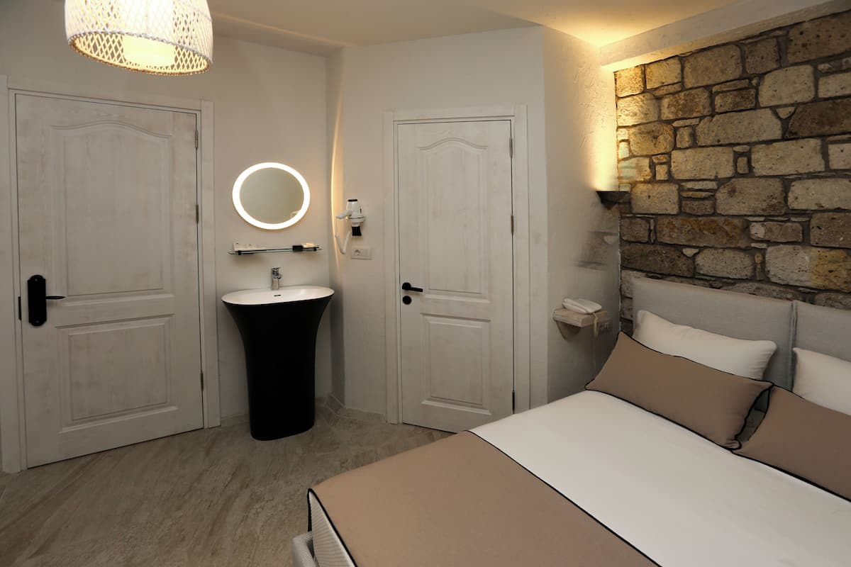 Quarto standard | Frigobar, cofres nos quartos, espaço de trabalho para notebook