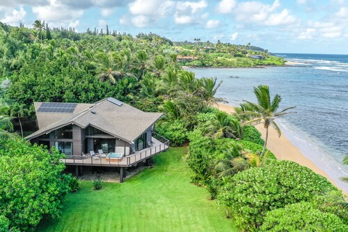 Beachfront estate with ocean views, private hot tub, beach gear & enclosed yard