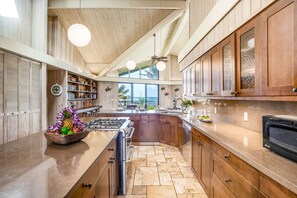 Fridge, microwave, oven, stovetop - Beachfront estate with ocean views, private hot tub, beach gear & enclosed yard (Anahola)