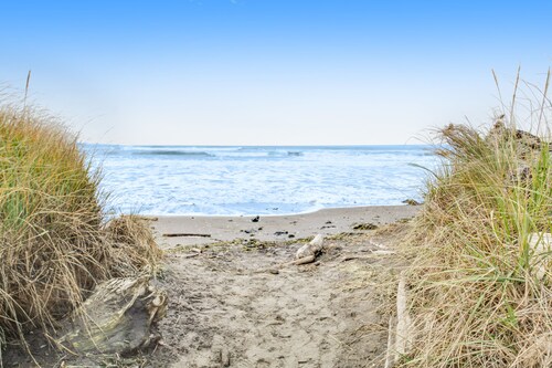 Waterfront condo with ocean views & free WiFi - close to the beach