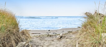 Waterfront leilighet w / havutsikt, felles svømmebasseng og badestamp, gratis WiFi!